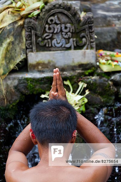 Rituelle Waschung im Wasserbecken des Tempels Tirtha Emphul auf Bali  Indonesien