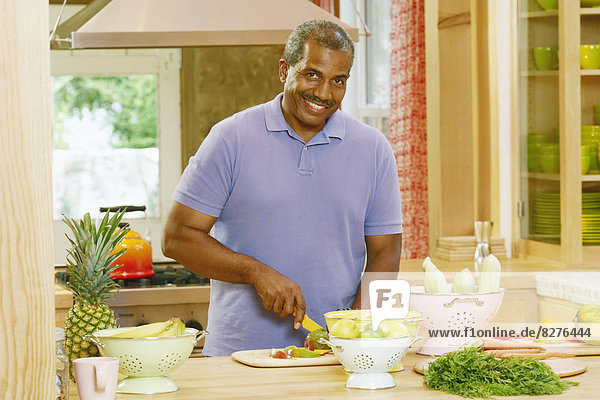 Portrait  Mann  lächeln  schneiden  Küche  Gemüse  reifer Erwachsene  reife Erwachsene