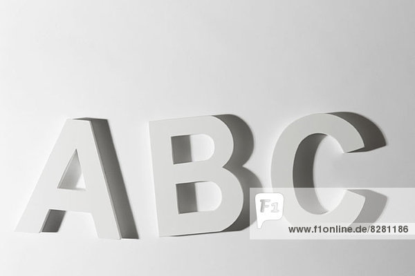 Weiße Blockbuchstaben mit der Schreibweise ABC