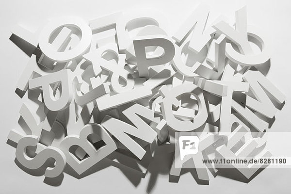 Ein Haufen verschiedener weißer Blockbuchstaben aus dem Alphabet