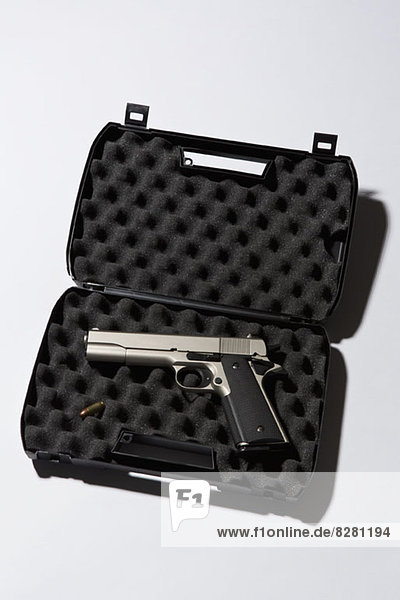 Eine Handfeuerwaffe in einer geschützten Aktentasche mit einer Kugel.