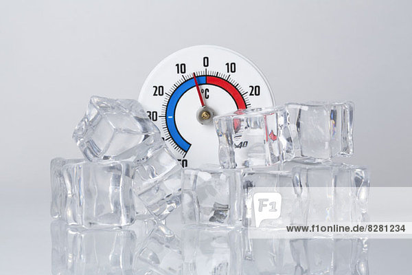 Ein Celsius-Thermometer hinter einem Eiswürfelhaufen