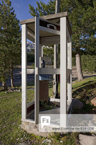 Eine Telefonzelle an einem abgelegenen Ort in der Natur