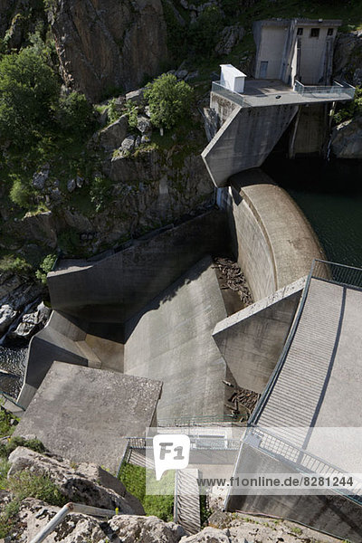 Ein Damm in Calacuccia  Korsika  Frankreich