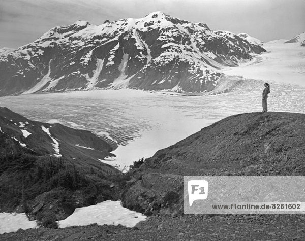 Frau mit Blick auf den Leduc Glacier  British Columbia  Kanada