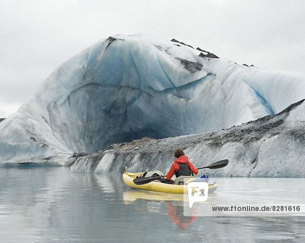 Kajakpaddeln neben der Eishöhle am Valdez Glacier  Alaska  USA