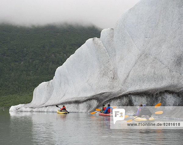 Fünf Kajakfahrer paddeln am Valdez Glacier  Alaska  USA