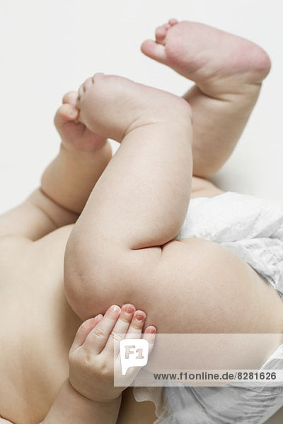 Ein Baby entdeckt seine nackten Füße  Nahaufnahme