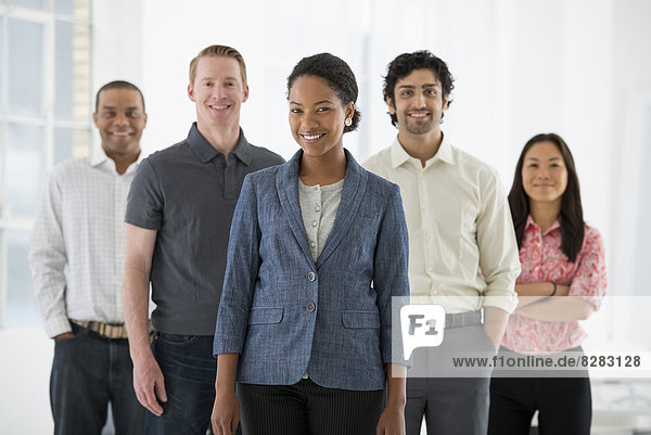 Wirtschaft. Ein Team von Menschen  eine multi-ethnische Gruppe  Männer und Frauen in einer Gruppe.