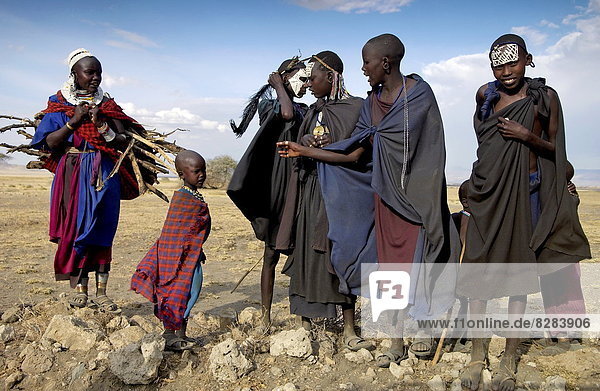 klar  Tradition  ankommen  Krieger  jung  Lebensphase  Farbe  Farben  Mädchen  Masai  bemalen  Tansania
