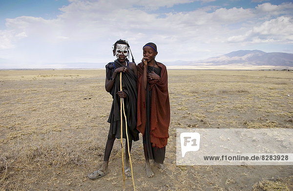 klar  Tradition  ankommen  jung  Lebensphase  Farbe  Farben  Kampf  Mädchen  Masai  bemalen  Tansania