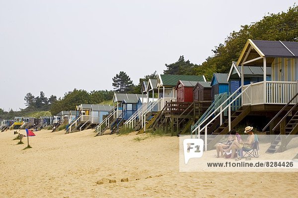 Außenaufnahme sitzend Hütte Strand Großbritannien Norfolk