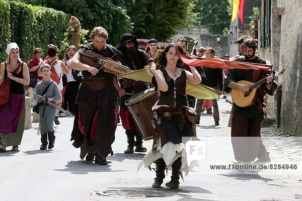 Mittelalter  Frankreich  Europa  Festival  Akrobat  Kostüm - Faschingskostüm  UNESCO-Welterbe  Parade  Seine-et-Marne