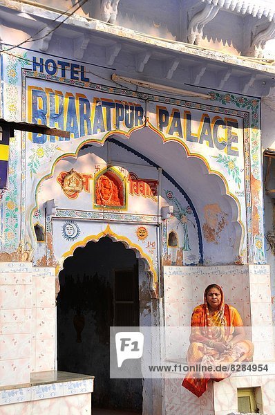 Frau  Hotel  frontal  Asien  Indien  alt  Pushkar  Rajasthan