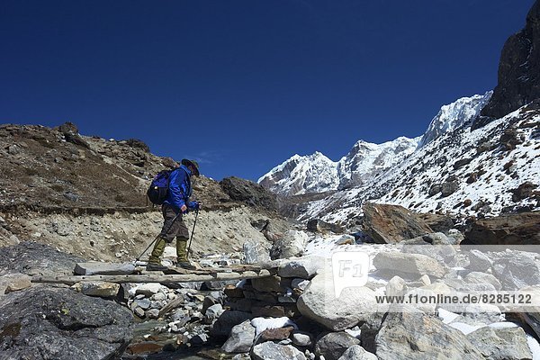 nahe  überqueren  Tal  Bergwanderer  Himalaya  UNESCO-Welterbe  Asien  Nepal