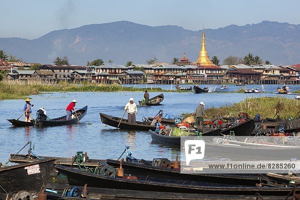 Boats arriving at Nampan local market  Inle Lake  Shan State  Myanmar (Burma)  Asia
