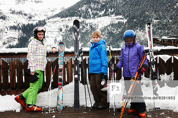 Porträt von Geschwistern mit Skiern