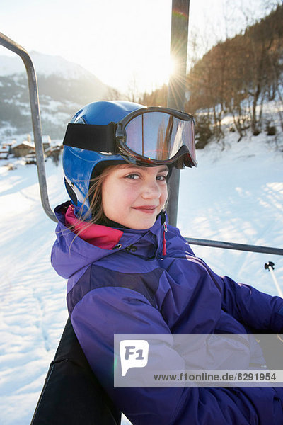 Junges Mädchen auf Skilift  Villaroger  Haute-Savoie  Frankreich