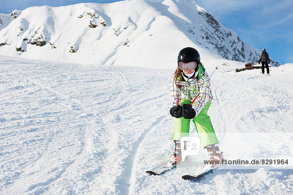 Junges Mädchen beim Skifahren  Les Arcs  Haute-Savoie  Frankreich