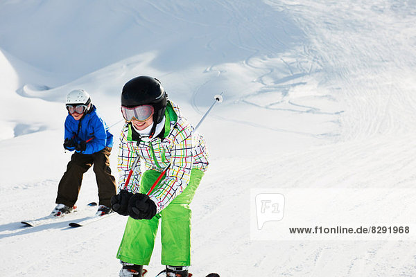 Brüder und Schwestern beim Skifahren  Les Arcs  Haute-Savoie  Frankreich