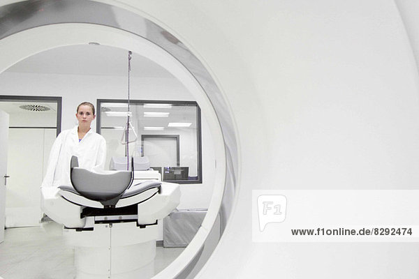 Portrait der Ärztin durch CT-Scanner