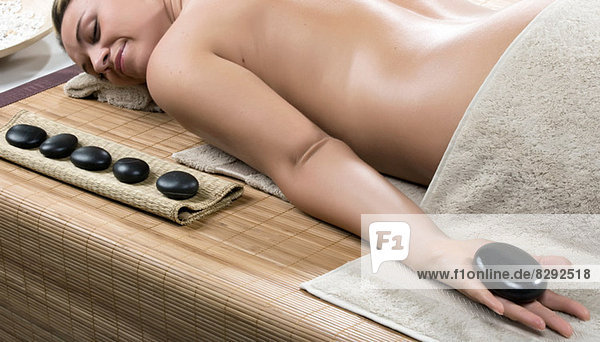 Frau mit Hot-Stone-Therapie