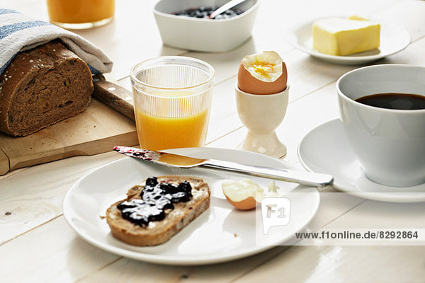 Frühstück mit Toast  Ei  Kaffee und Orangensaft