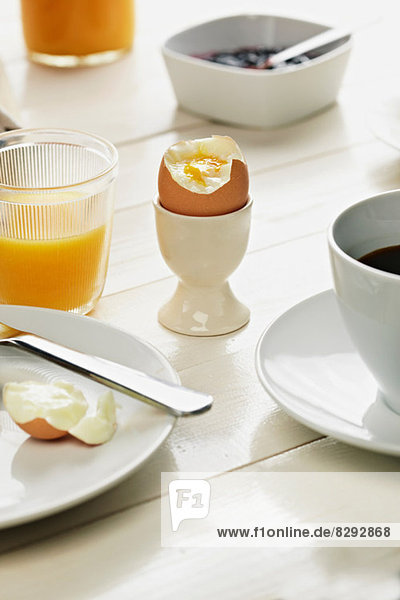 Gekochtes Ei im Eierbecher beim Frühstück