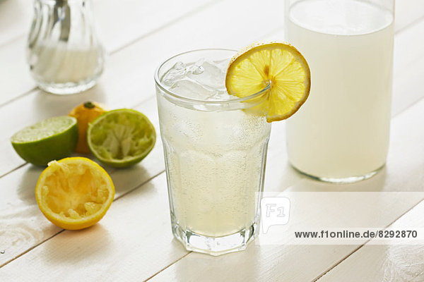 Glas hausgemachte Limonade mit Zitronenscheibe