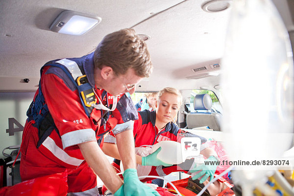 Rettungssanitäter mit Herzmassage im Krankenwagen