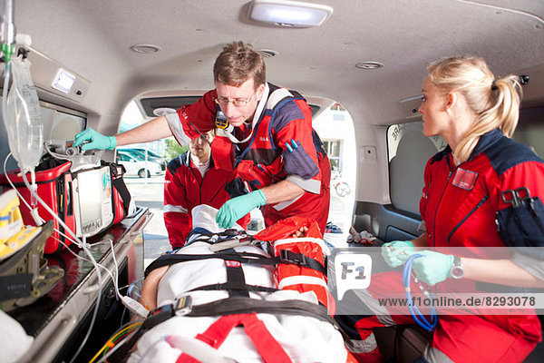 Rettungssanitäter kontrollieren Patienten im Krankenwagen