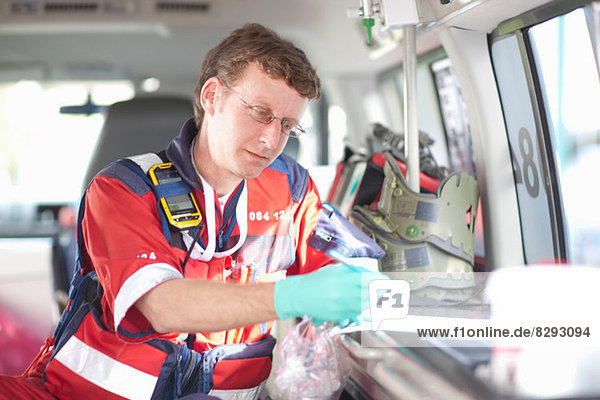 Rettungssanitäter in der Krankenwagen-Ausrüstungsliste