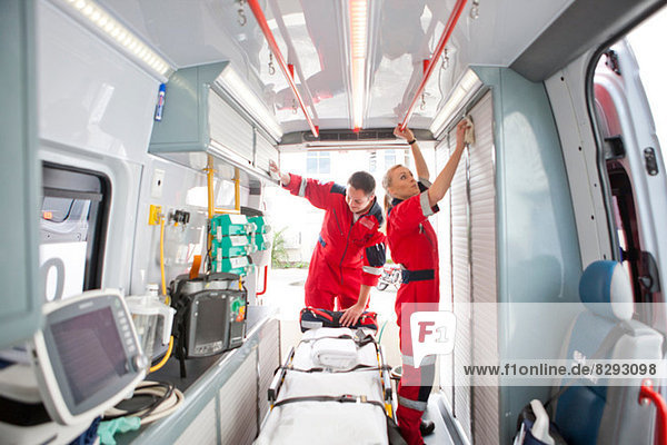 Rettungssanitäter in der Ambulanz bei der Vorbereitung medizinischer Geräte