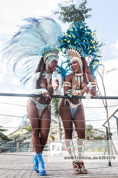 Samba-Tänzerinnen an Geländer gelehnt  Rio De Janeiro  Brasilien