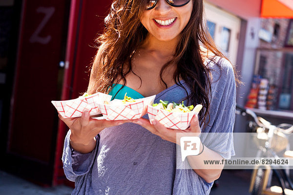 Frau mit Essen zum Mitnehmen  Hermosa Beach  Kalifornien  USA