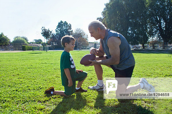 Junge und Großvater mit American Football