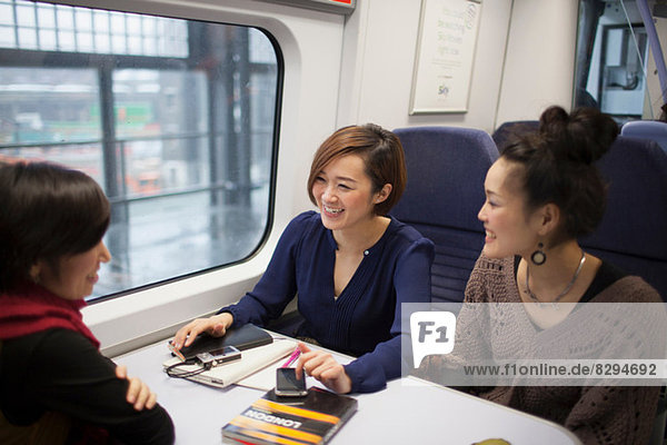 Junge Frauen sprechen im Zug