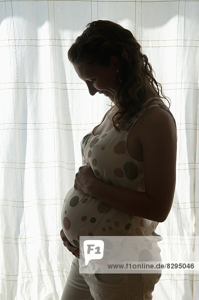 Silhouette einer jungen schwangeren Frau