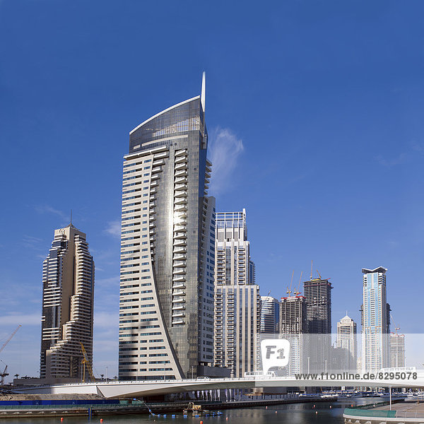 Vereinigte Arabische Emirate  Dubai  Dubai Marina  Yachthafen mit Wolkenkratzern