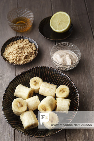 Zutaten für Bananenjoghurteis mit Pfannkuchen  Studioaufnahme