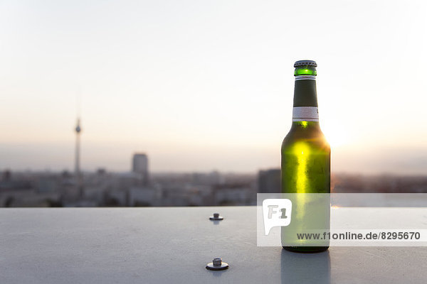 Deutschland  Berlin  Flasche Bier auf Balustrade