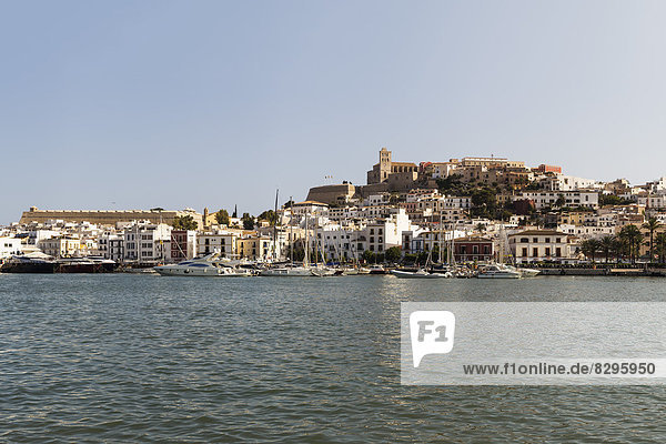 Spanien  Balearen  Ibiza  Blick auf die Altstadt mit Hafen und Dalt Vila