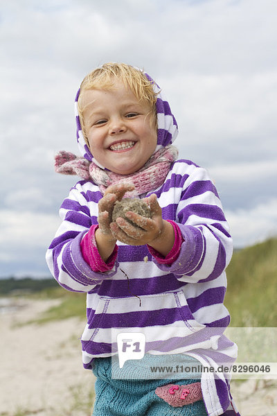 Dänemark  Ringkoebing  kleines Mädchen formt Sandball