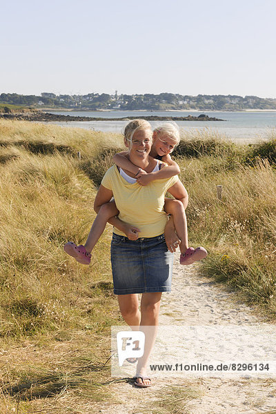 Frankreich  Bretagne  Landeda  Mutter und Tochter gehen auf Düne