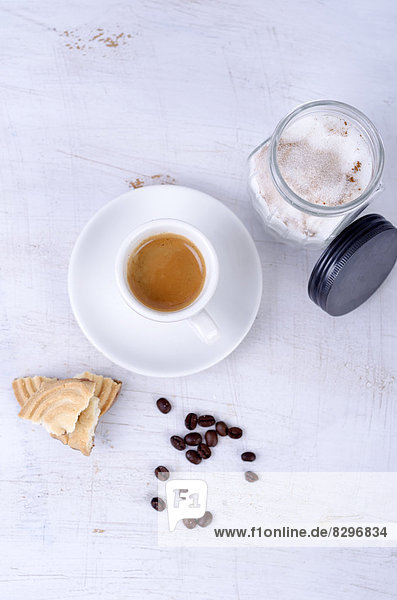 Espresso mit Kaffeebohnen und Zucker