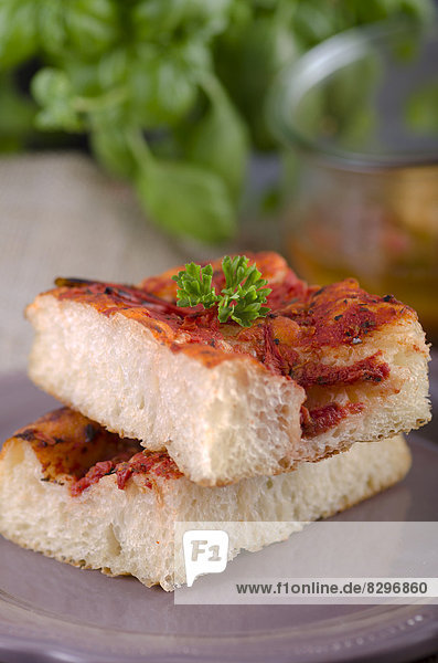 Frische Focaccia mit Basilikum Nahaufnahme