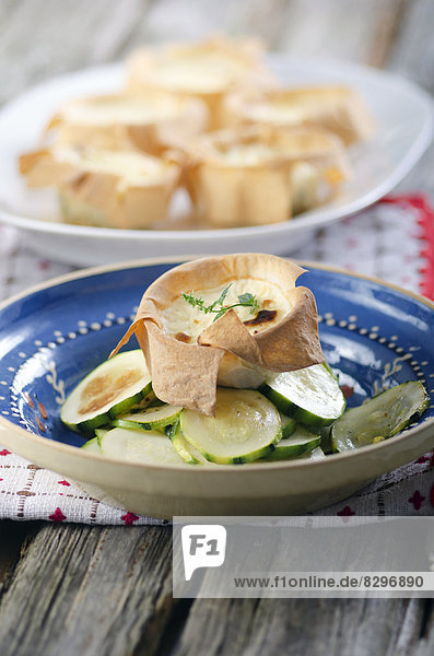 Filo-Tarteln gefüllt mit Spinat und Schafskäse und gebackenen Zucchini