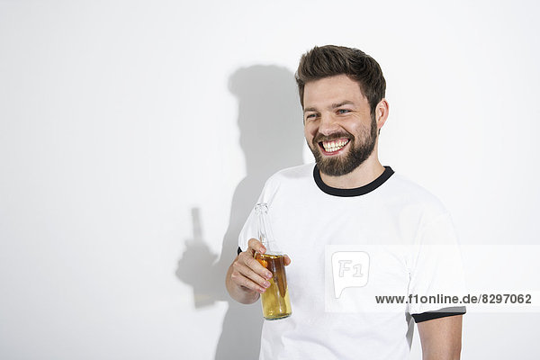 Mann im Fußballtrikot mit Bierflasche
