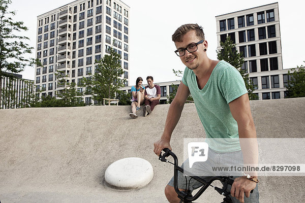 Junger Mann mit BMX Fahrrad