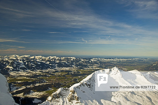 Deutschland  Bayern  Allgäu  Allgäuer Alpen  Panoramablick von Nebelhorn auf Rubihorn und Illertal mit Dorf Fischen